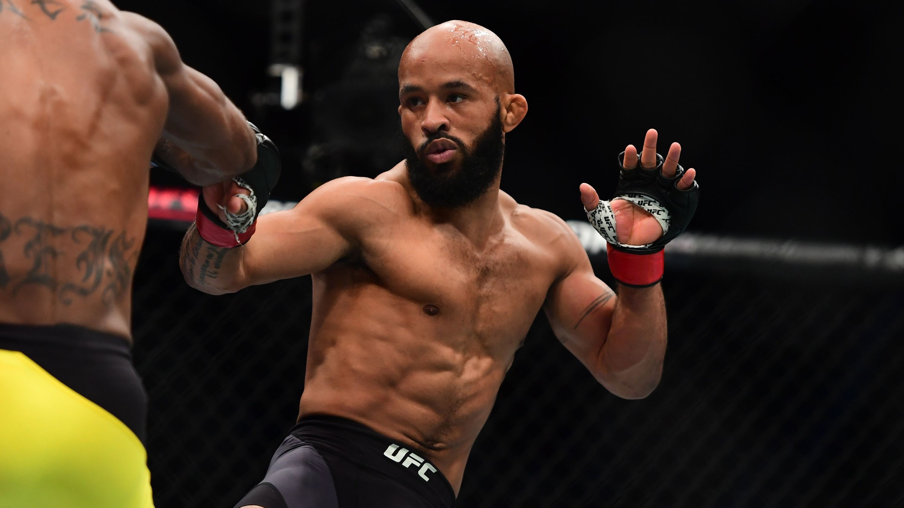 Cuu vo si MMA so 1 the gioi roi UFC, dau o giai moi hinh anh