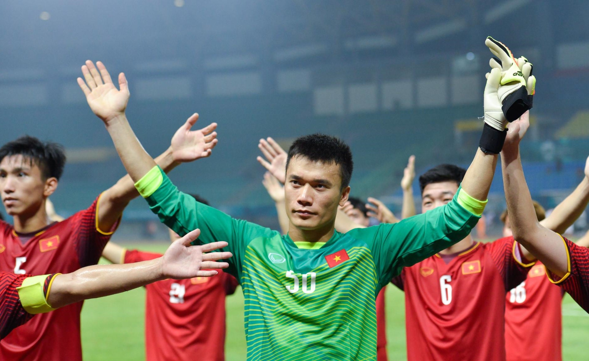 Thang Lao rat de, cai kho voi DT Viet Nam la bat kip Thai Lan hinh anh