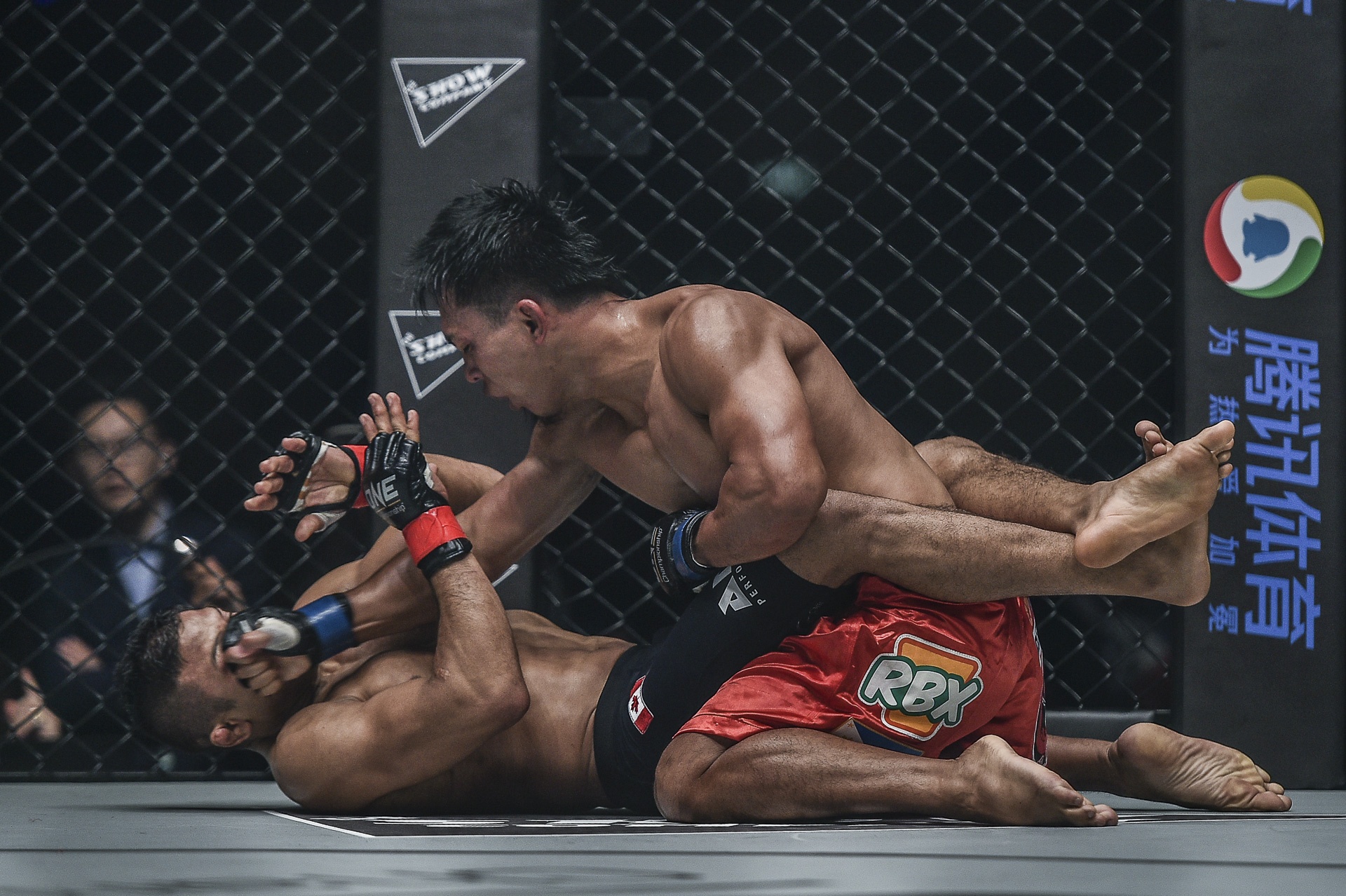 Nha thi dau bung no voi chien thang cua vo si MMA Philipines hinh anh