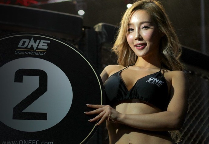Lee Ji Na - 'Ring Girl' nong bong nhat lang One Championship hinh anh