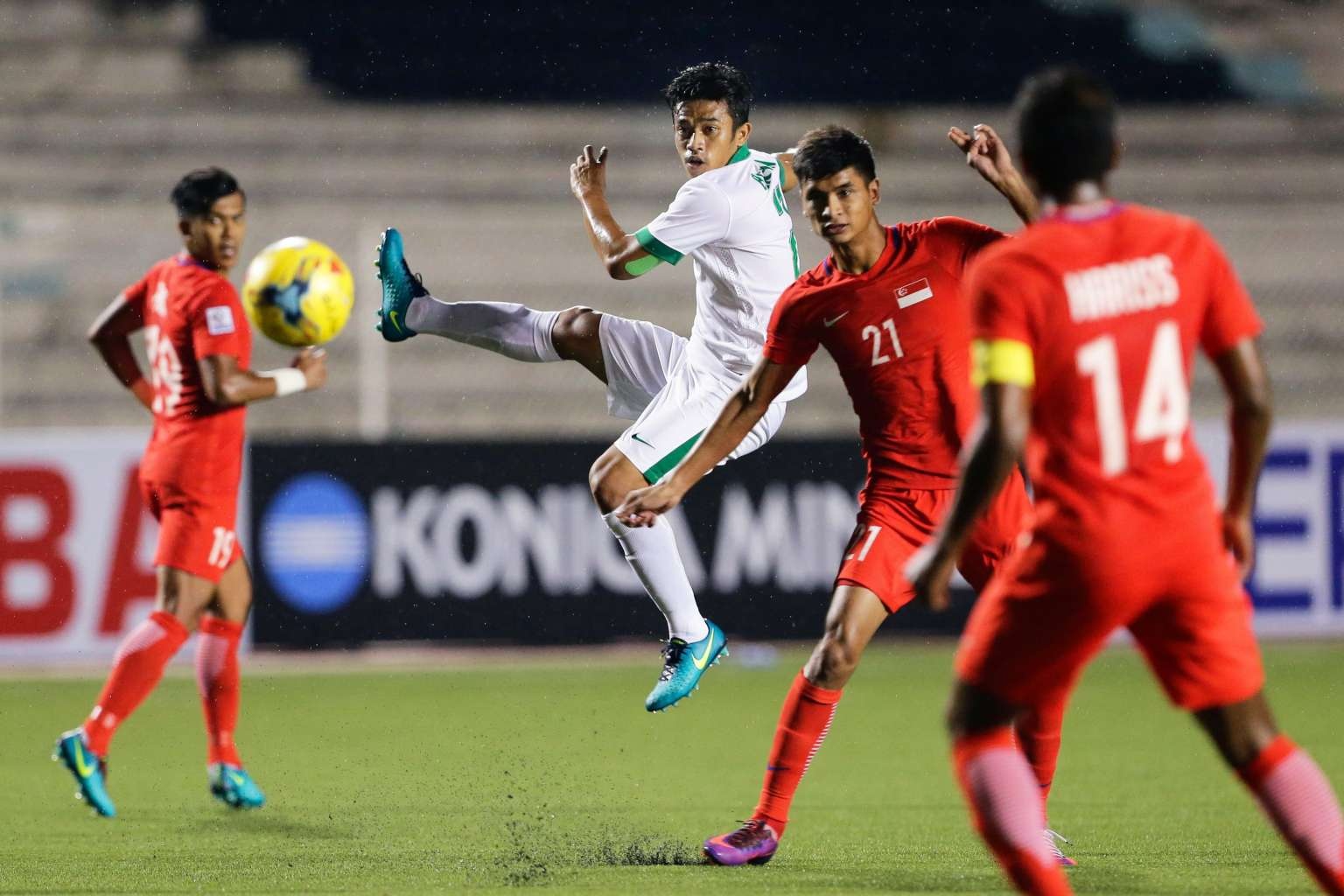 Streaming football indonesia. Indonesia vs Singapore.