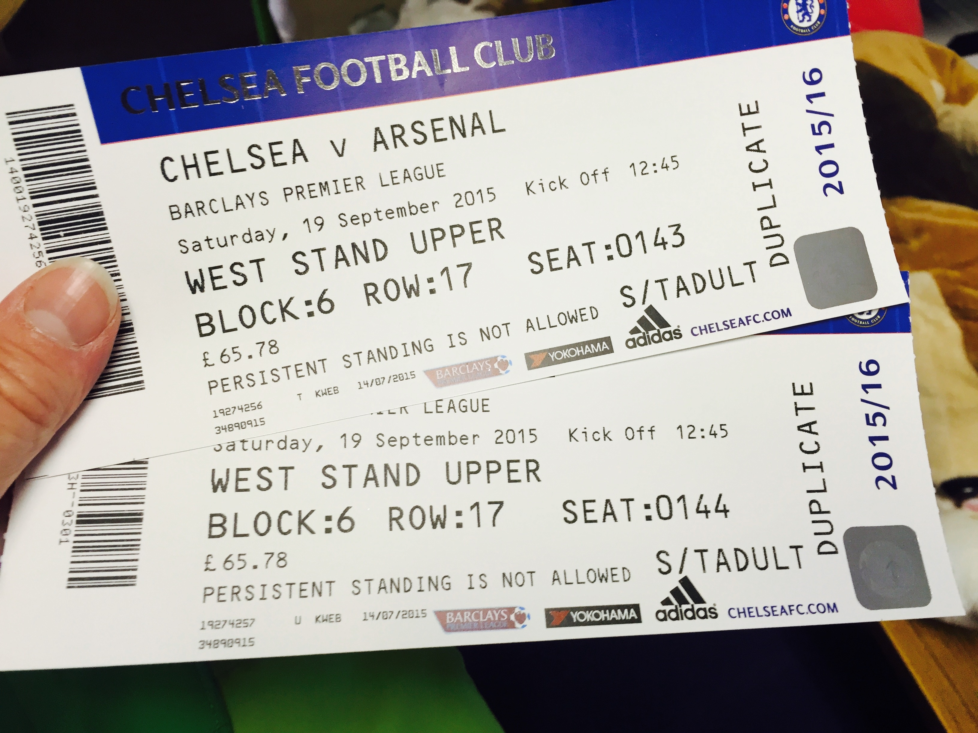 Ban ve xem bong da o Anh khac Viet Nam nhu the nao? hinh anh