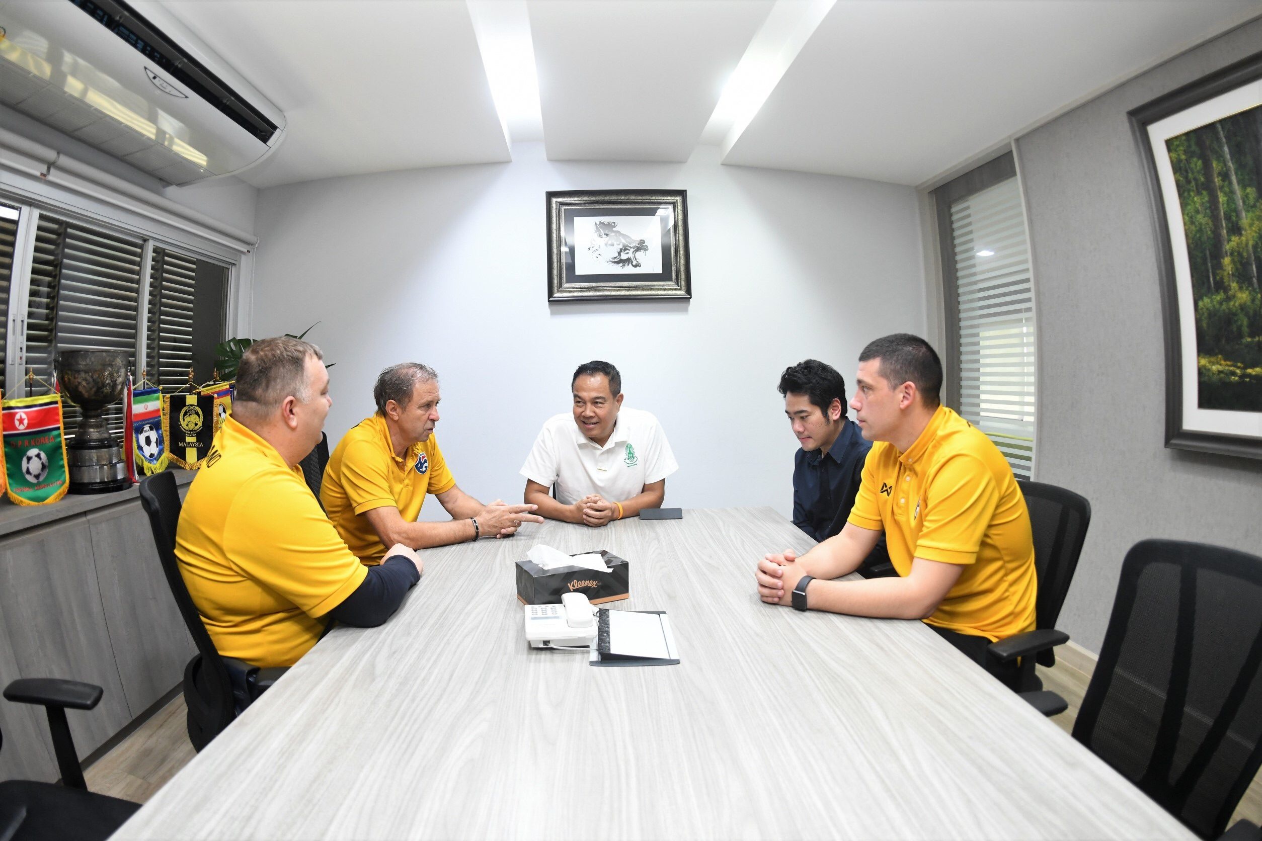 Tuong lai nao cho doi HLV tuyen Thai Lan? hinh anh