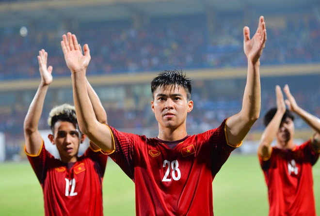 Nha bao Malaysia: 'Chung toi o cua duoi khi gap Viet Nam' hinh anh