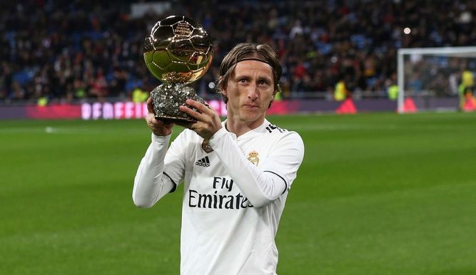 Ronaldo lai thua Modric o hang muc cau thu hay nhat nam hinh anh