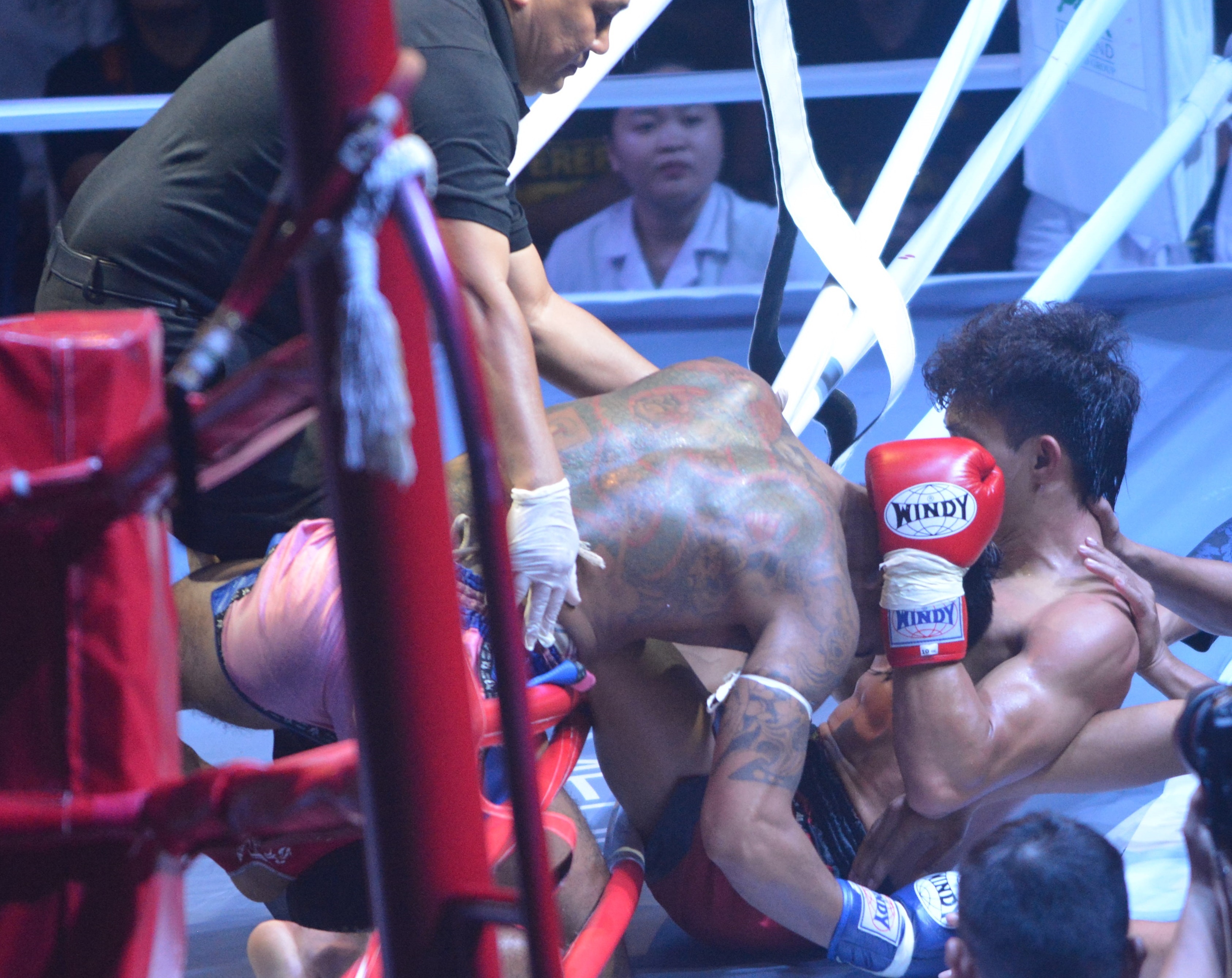 Vo si Duy Nhat suyt nga nhao khoi san khi dau doi thu Thai Lan hinh anh