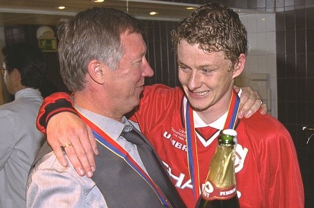 Sir Alex Ferguson tai hop Solskjaer truoc tran gap Bournemouth hinh anh
