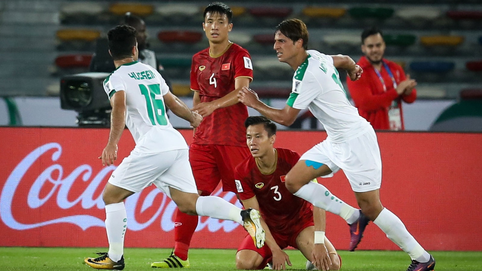 Dung che Van Lam, cac pha pham loi cua cau thu Viet Nam moi dang trach hinh anh