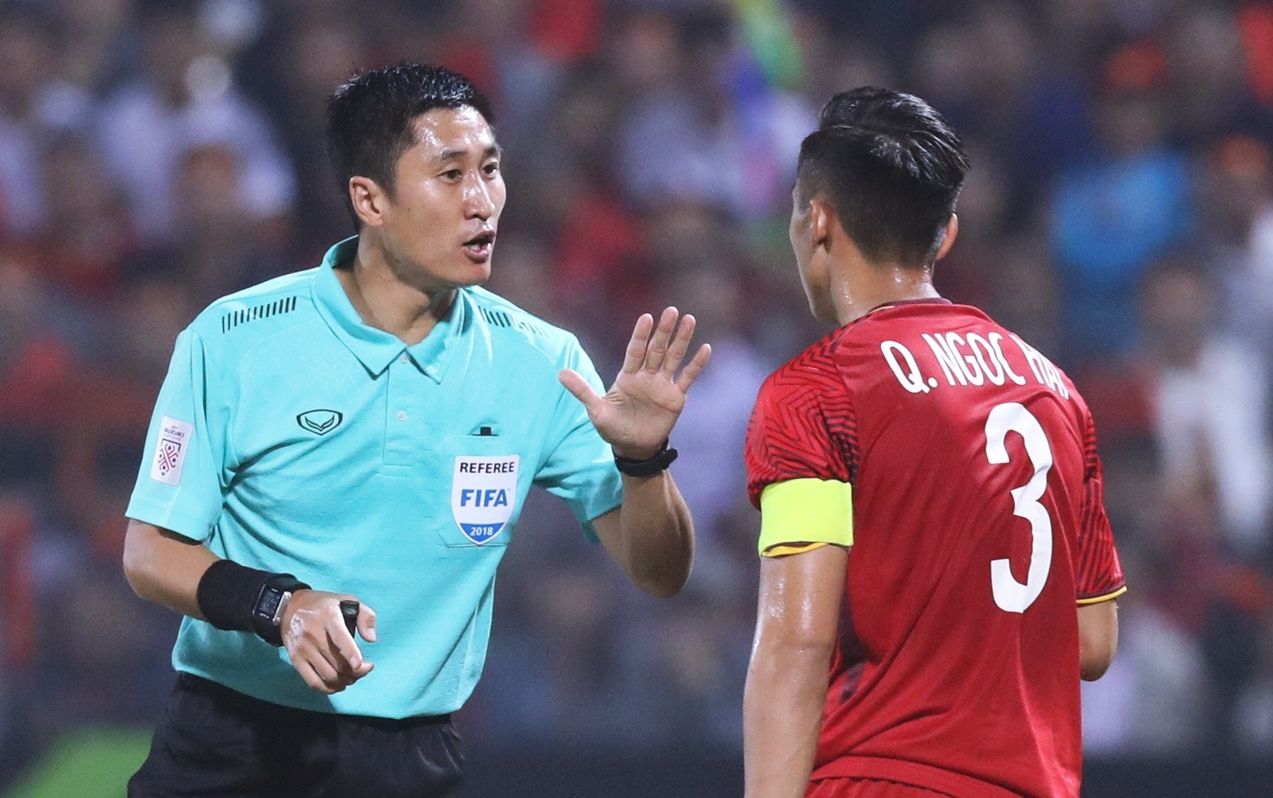 Trong tai Trung Quoc gay tranh cai o Asian Cup 2019 hinh anh