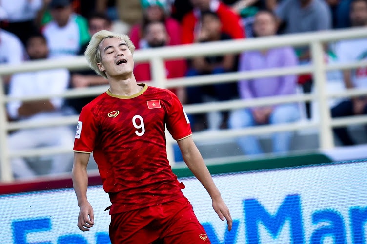 Tuyen Viet Nam va noi lo doi chan ue oai truoc tran gap Yemen hinh anh