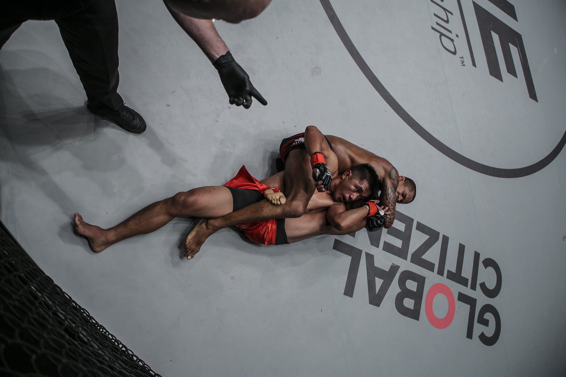 Vo si Philippines bi doi thu Brazil be chan gan 180 do hinh anh