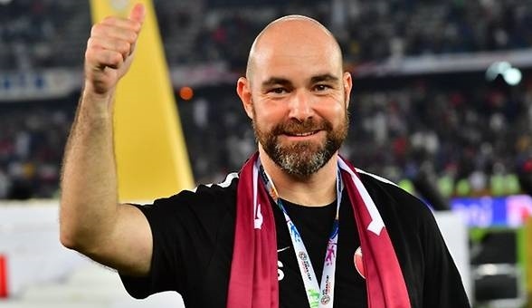 Vua pha luoi Asian Cup so sanh HLV tuyen Qatar voi Pep Guardiola hinh anh
