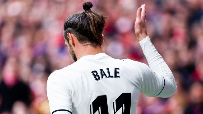 Gareth Bale bi to ich ky tren san, tach biet trong phong thay do hinh anh