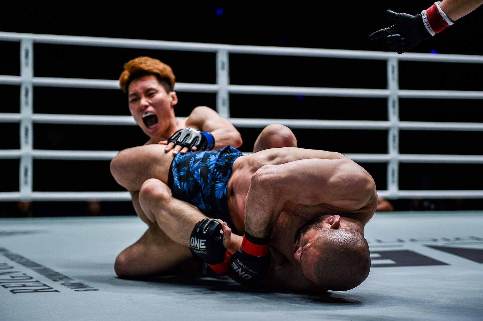 'Lao tuong' MMA mat 53 giay de ha doi thu kem minh 20 tuoi hinh anh