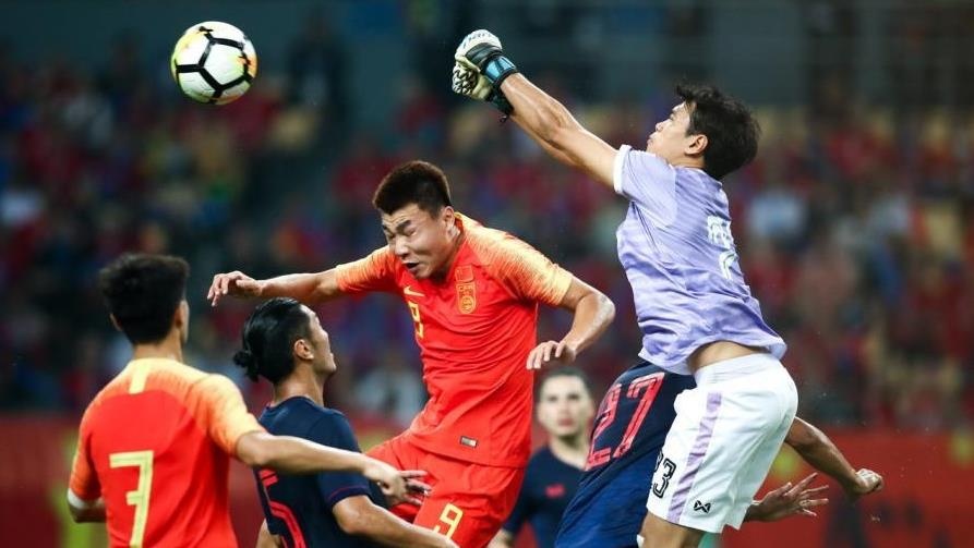 Fan Trung Quoc doi giai tan doi nha sau that bai xau ho truoc Thai Lan hinh anh