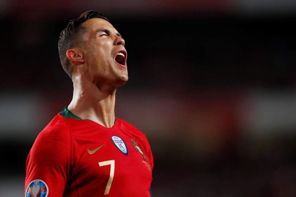Thu mon Ukraine bat 'nhu len dong' khien Ronaldo tat tieng hinh anh