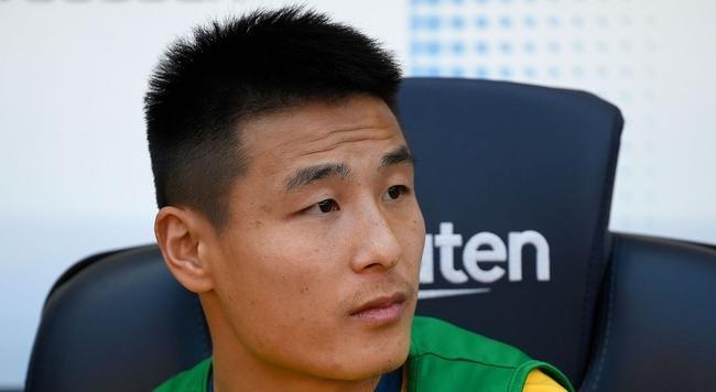 Tien dao Trung Quoc bi ngop truoc dan sao cua Barcelona hinh anh