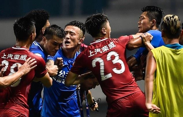 Nan 'da ban' hoanh hanh tai giai bong da Trung Quoc hinh anh