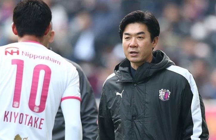 Van Lam sap co 'thay xin' tai Muangthong United hinh anh