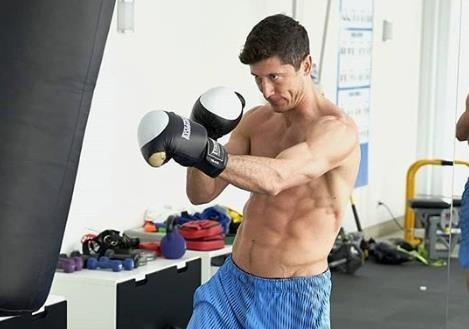 Lewandowski va Coman danh nhau tren san tap cua Bayern hinh anh