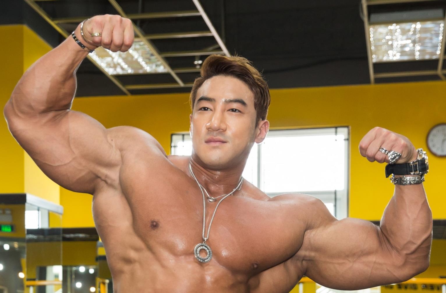 Can canh co bap cuon cuon cua 'Quai vat the hinh' Han Quoc hinh anh