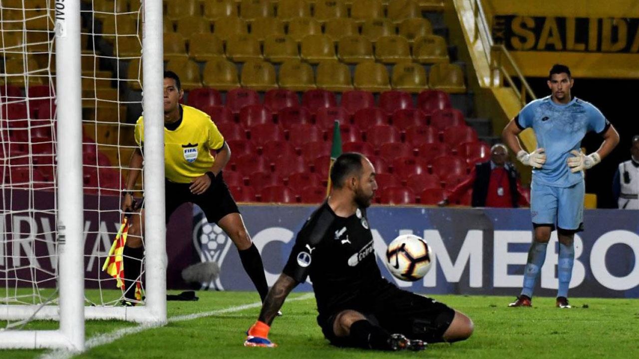 Cau thu Venezuela bi duoi khoi CLB vi da hong panenka hinh anh