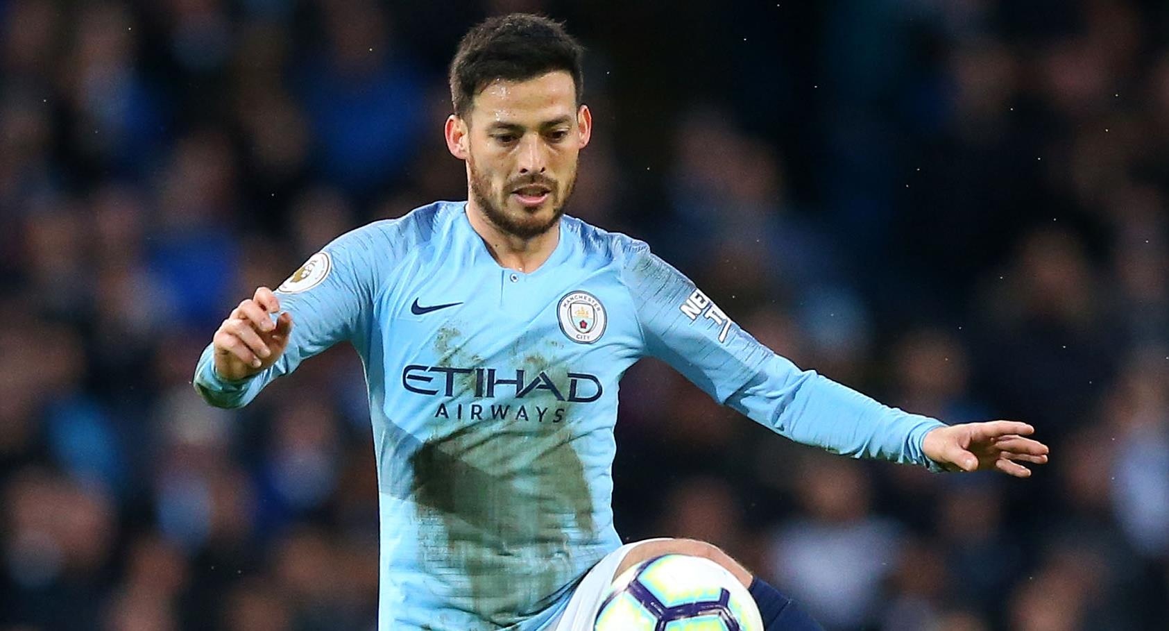 David Silva thoat the do sau cu kung-fu vao nguc cau thu MU hinh anh