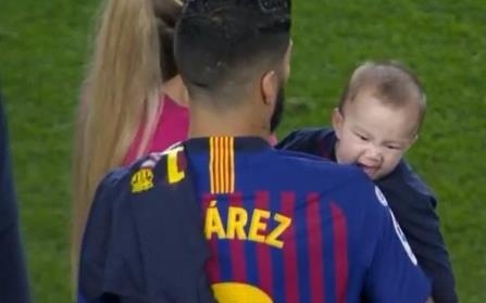 Khoanh khac con trai Suarez can vai bo gay sot mang xa hoi hinh anh