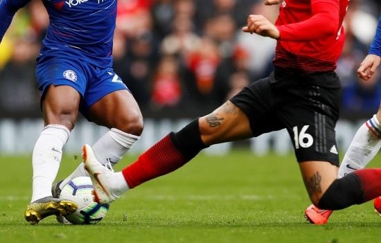 Dan mang chi trich sao MU tham te vi triet ha cau thu Chelsea hinh anh