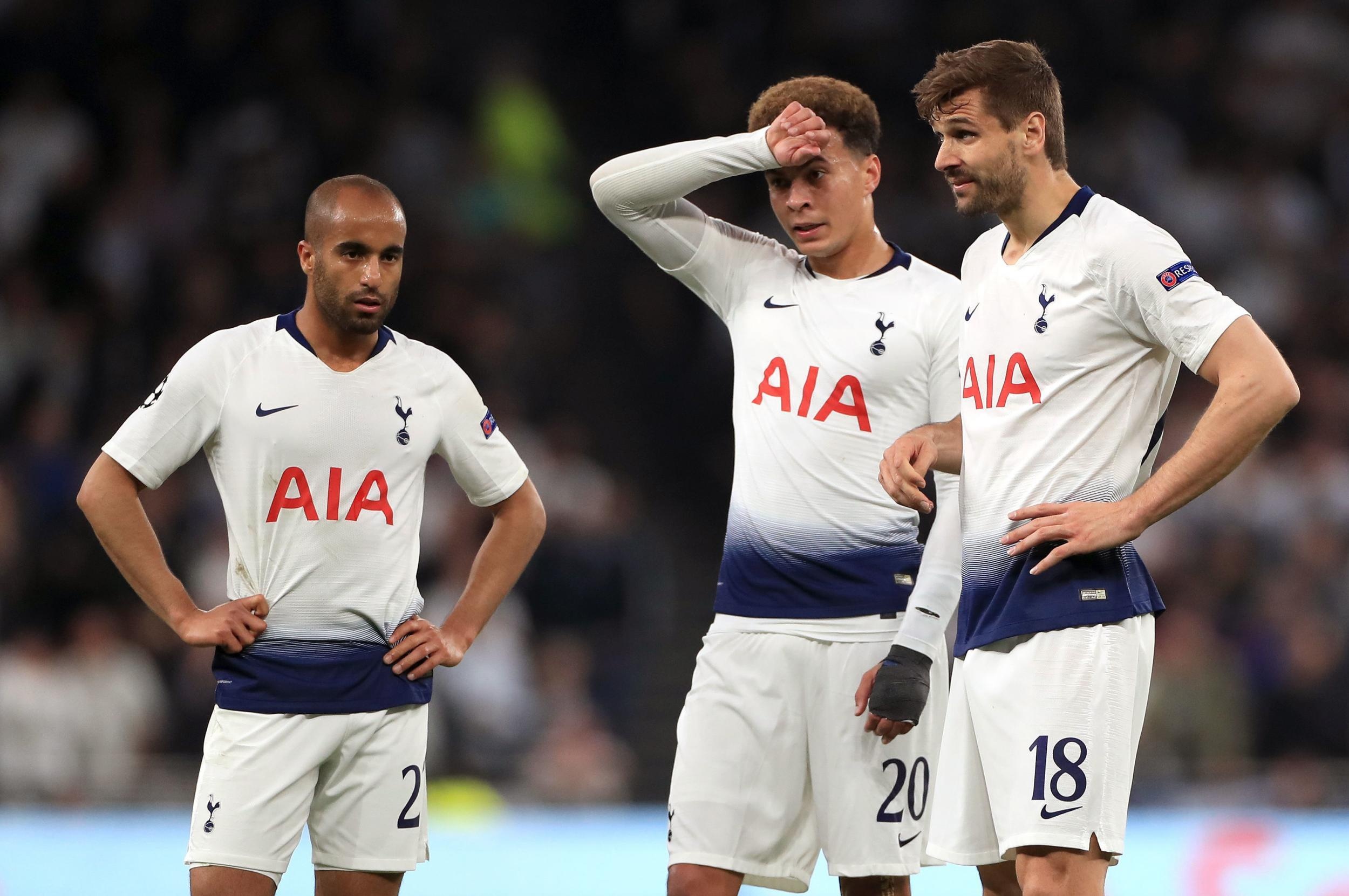 CĐV Ajax đốt pháo hoa trước khách sạn Tottenham ảnh 1 CDV Ajax dot phao hoa truoc khach san Tottenham anh 1