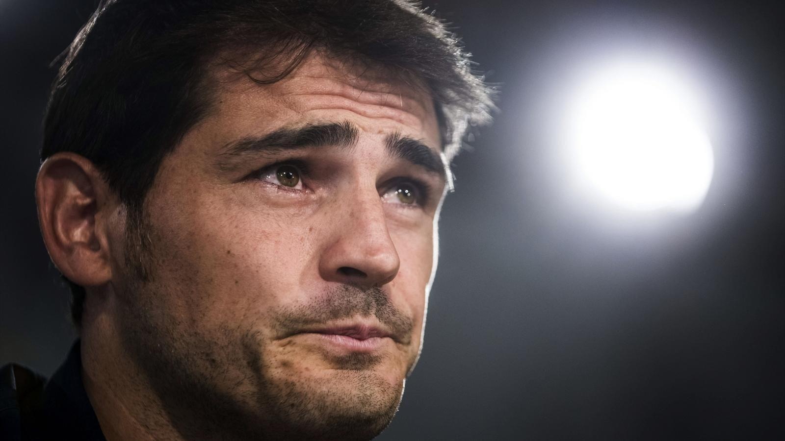 Chua xot cho so phan Iker Casillas hinh anh