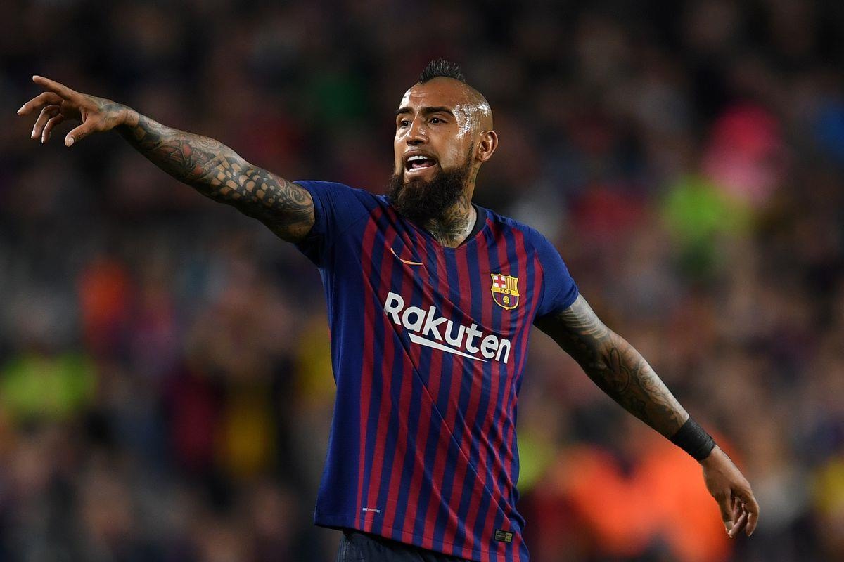 Arturo Vidal va su menh ke phan anh hung o Barca hinh anh