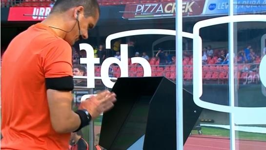 Trong tai 'lam phep' cho VAR truoc tran dau hinh anh