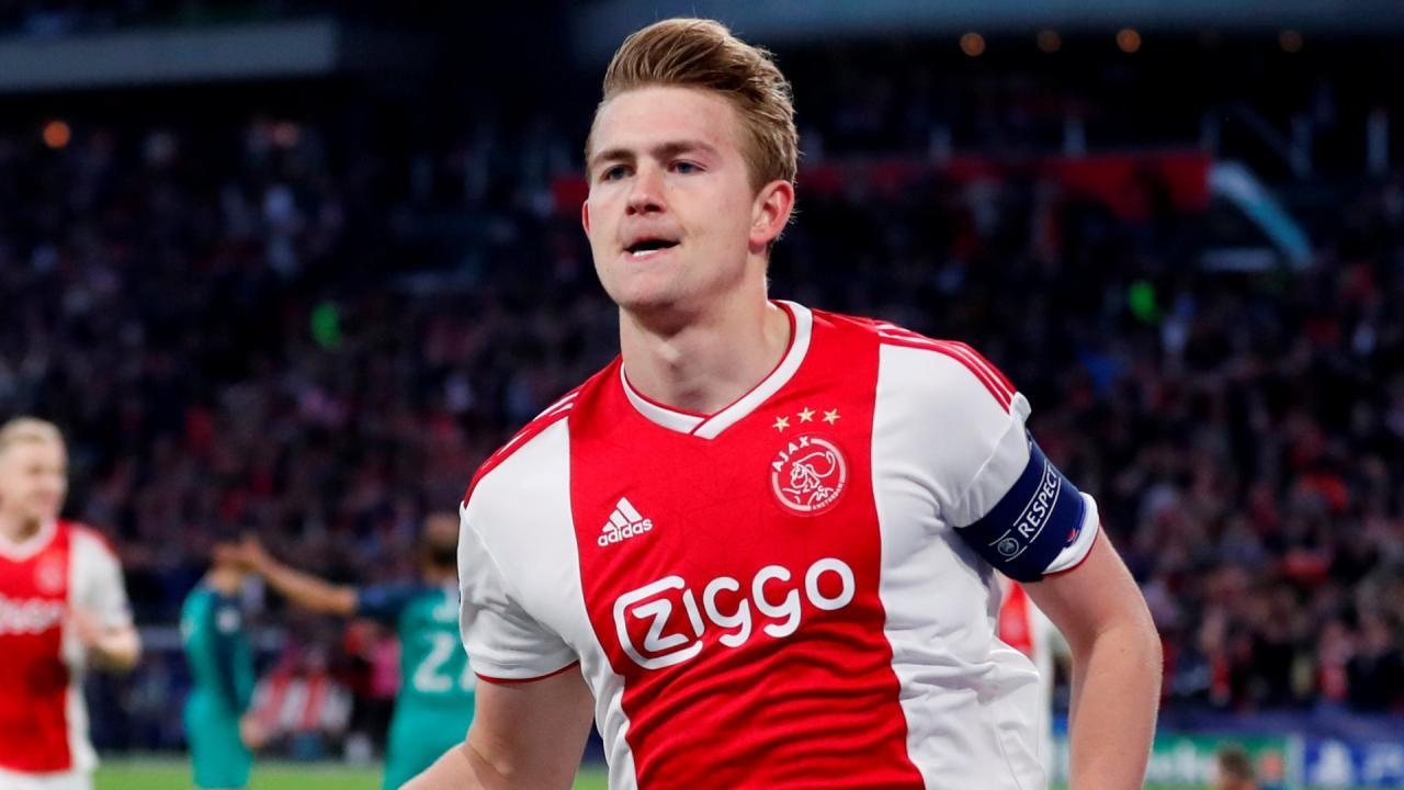 Thu quan Ajax den Barca chi con la van de thoi gian hinh anh