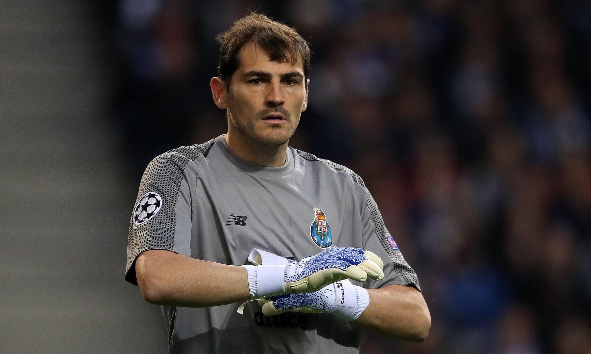 Casillas lan dau len tieng truoc tin don giai nghe hinh anh
