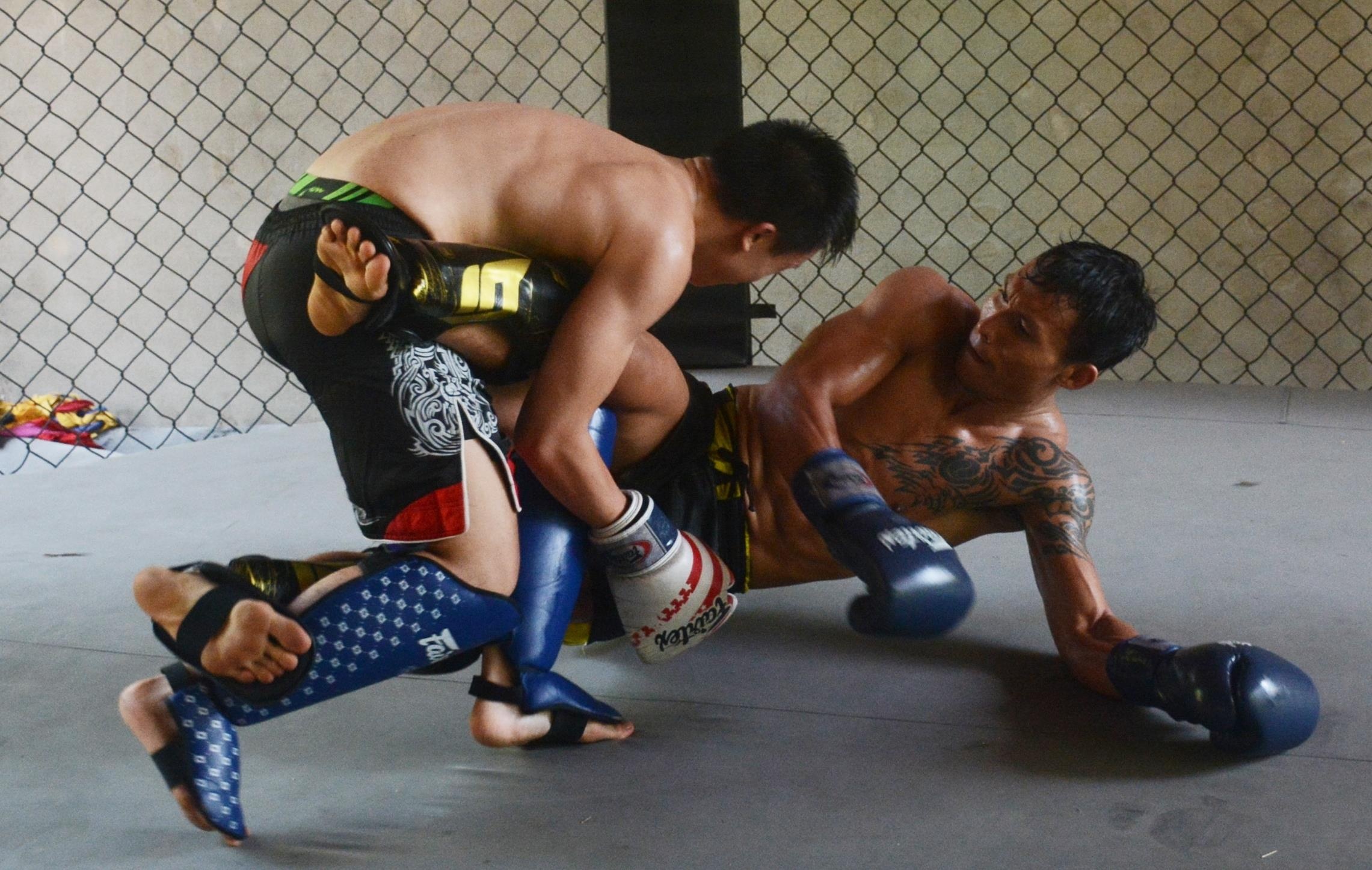 Vo si MMA Viet chi ra dieu vo ly trong cac tran dau cua Tu Hieu Dong hinh anh