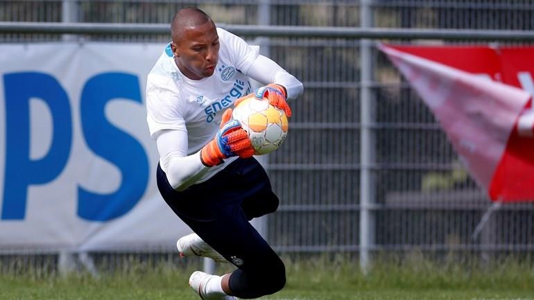 Thu mon Curacao tung bi che qua ao tuong o PSV hinh anh