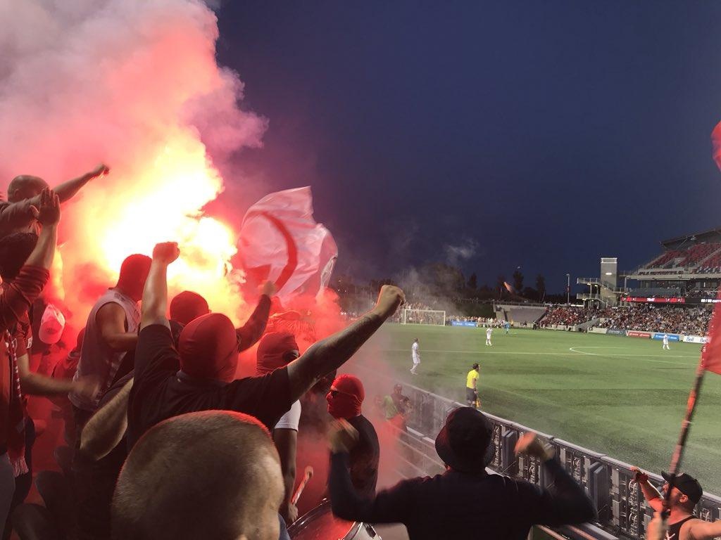 Co dong vien Ukraine dot san mung doi nha tru hang hinh anh