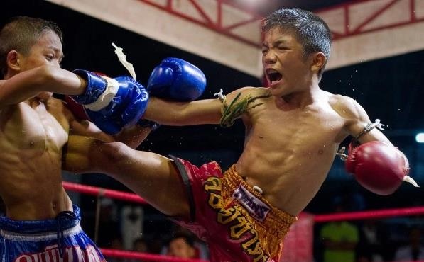 Tre em danh doi tuoi tho, tap Muay Thai de thoat ngheo hinh anh