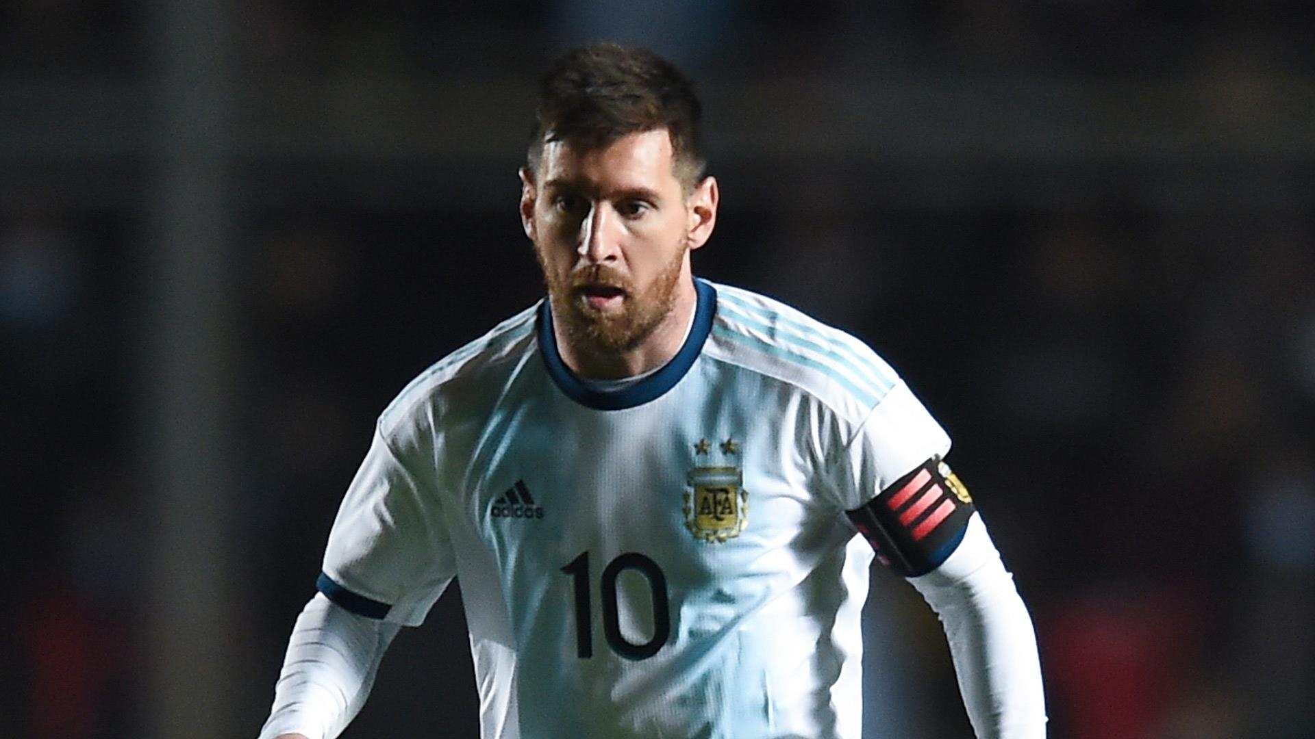 Messi than van kho nuot troi that bai truoc Colombia hinh anh