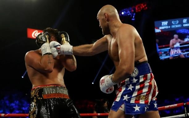 Tyson Fury tung mua don truoc doi thu nguoi Duc hinh anh