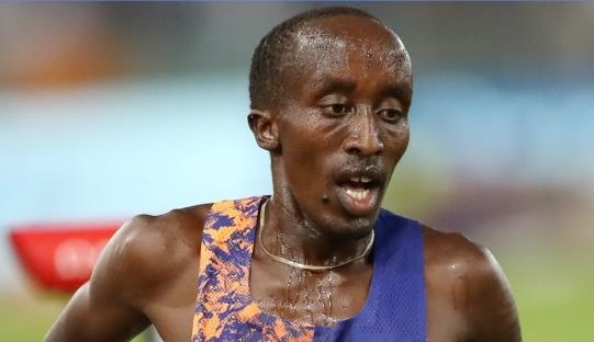 Tranh cai VDV dien kinh 17 tuoi co guong mat nhu ong gia hinh anh