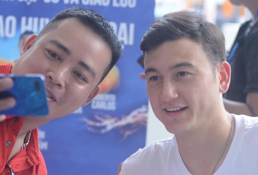 Dang Van Lam banh bao trong ngay tro lai Viet Nam hinh anh