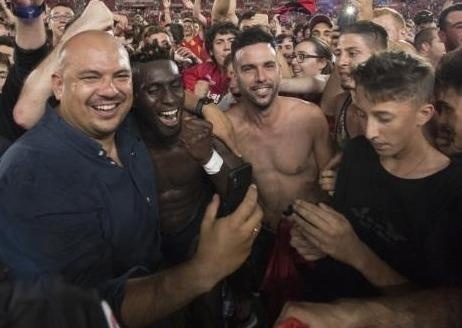 Bien nguoi tran xuong san mung Mallorca tro lai La Liga hinh anh