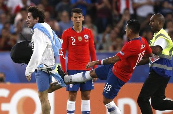 Cau thu Chile tan cong CDV xong vao san co nguy co nhan an phat nang hinh anh