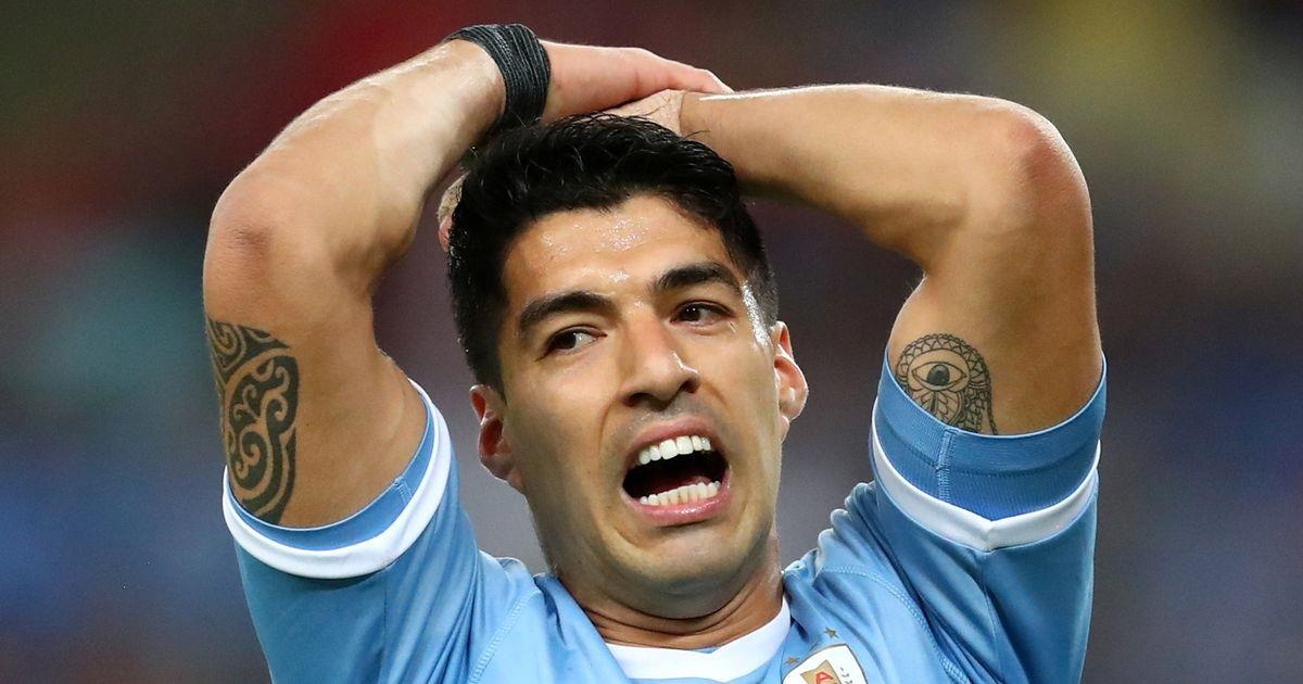 Luis Suarez doi penalty vi loi bong cham tay thu mon hinh anh