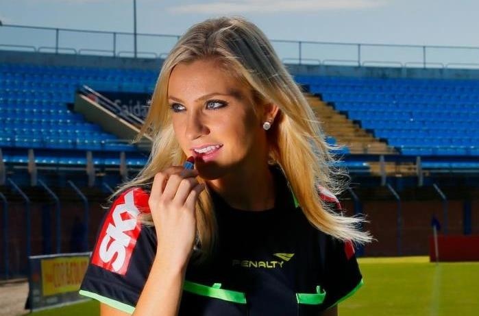 Nu trong tai xinh dep kho so vi qua kheu goi hinh anh