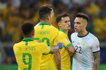 Coutinho bi cau thu Argentina tat trong duong ham hinh anh