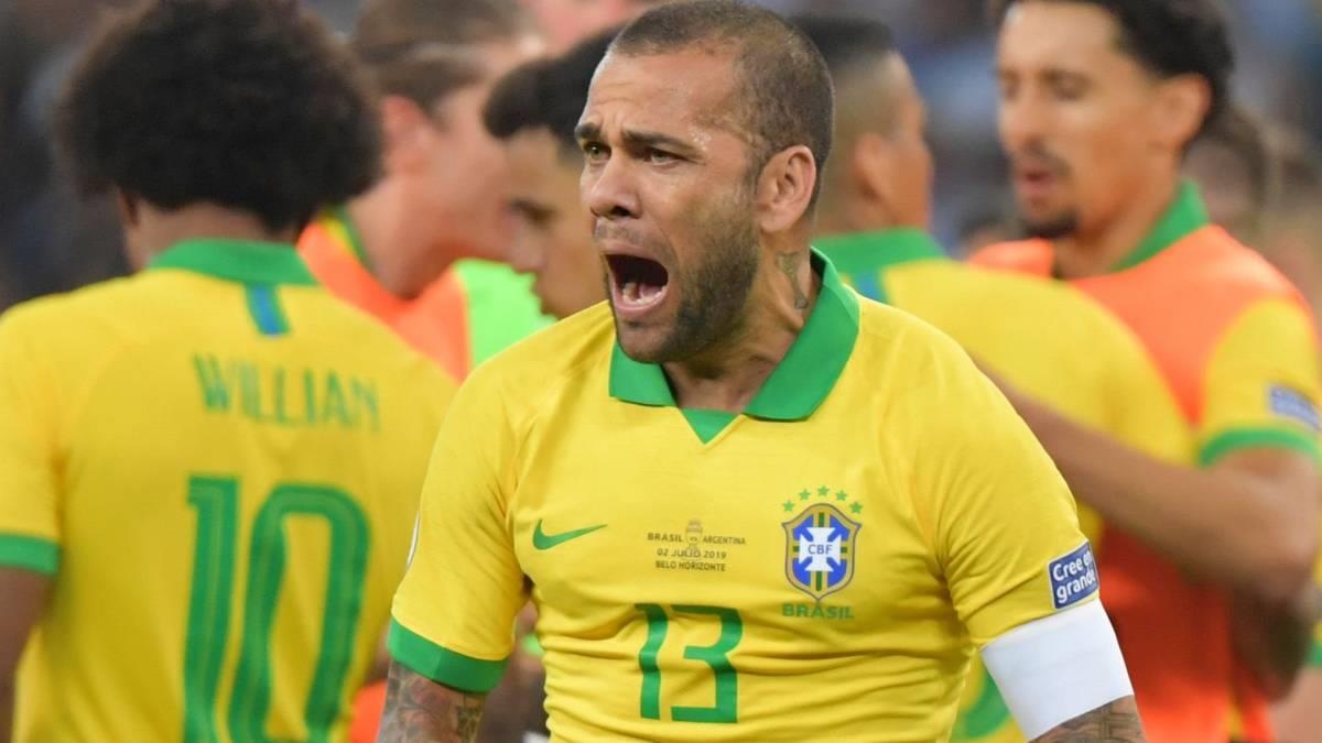 Dani Alves sanh ngang voi Roberto Carlos va Cafu hinh anh