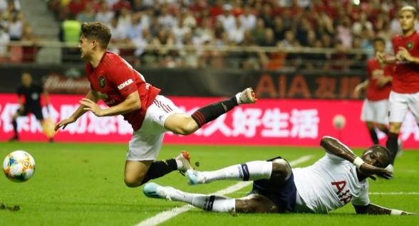 Tan binh MU 'chap' het nhung pha da xau cua cac CLB Anh hinh anh